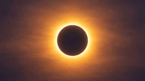 deskundigen waarschuwen voor een zeldzame zonsverduistering die binnenkort enkele minuten duisternis zal brengen. bereid je voor op dit uitzonderlijke natuurverschijnsel.