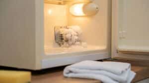 ontdek het kleine signaal dat aangeeft dat uw koelkast niet goed koelt en leer de eenvoudige schoonmaaktip die dit probleem snel kan verhelpen.