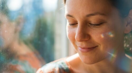 ontdek de drie kleuren die het laagste zelfbeeld bij mensen het meest aantrekken en leer hoe kleurpsychologie invloed heeft op gevoelens en zelfperceptie.