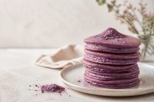 Paarse ube-pannenkoeken met ubepoeder